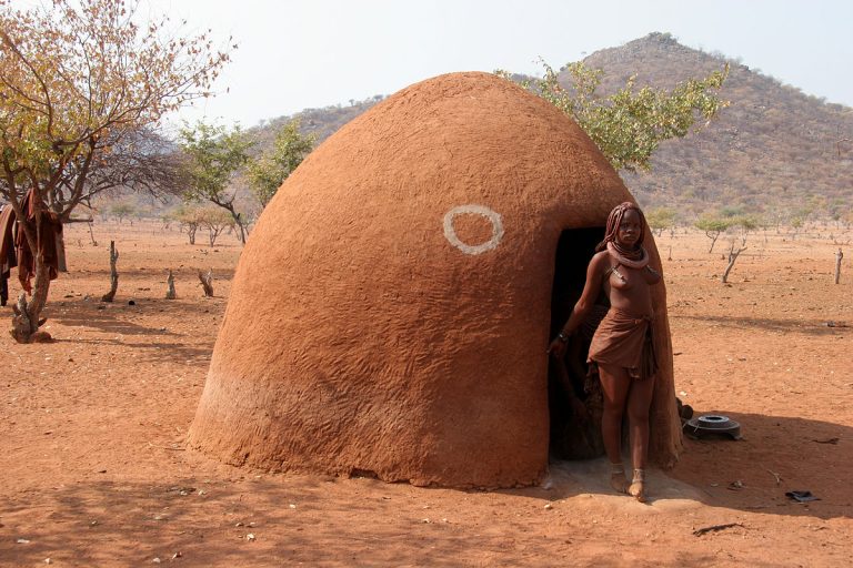 1200px-Namibie_Himba_0712a